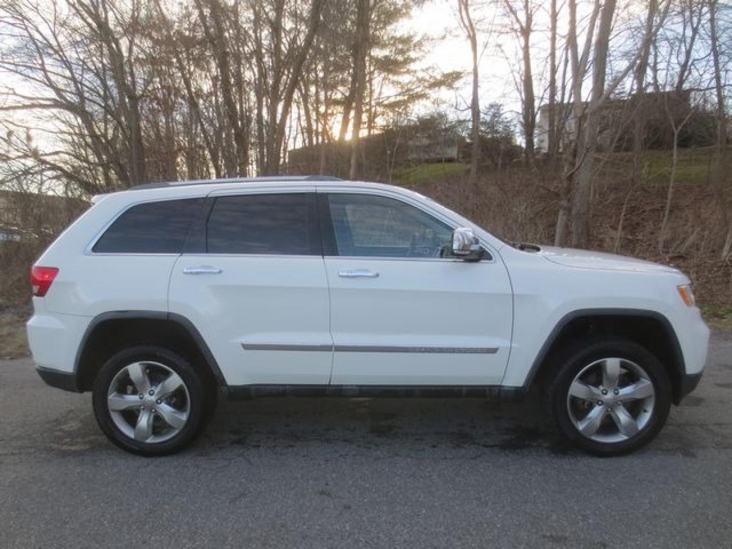 2011 White /Black Jeep Grand Cherokee Overland (1J4RR6GT1BC) with an 5.7L v8 engine, Automatic transmission, located at 270 US Route 6, Mahopac, NY, 10541, (845) 621-0895, 41.349022, -73.755280 - Photo#12